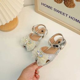 Sandals 2024 Girls Sandals with Bow Summer Soft Sole Princess Sparkling Shoes ChildrenS Spring Summer Tulle Girls Leather Shoes