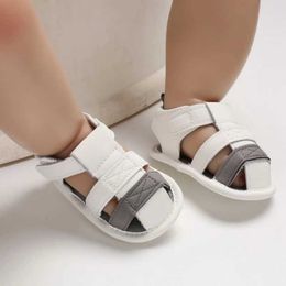 Sandaler sommar babyskor pojkar och flickor mjuka ensamma anti slip sandaler nyfödda baby mode andningsbara platta sandaler första vandringskorta skorl240429