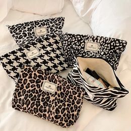 Classic Leopard Print Makeup Bag Zipper Pouch Large Capacity Portable Toiletries Cosmetic for Women 240419
