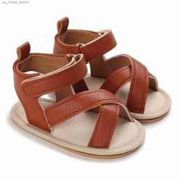 Sandals Summer newborn baby shoes non slip rubber soles beach sandals for boys and girls breathable leather fashionable baby first walking shoesL240429