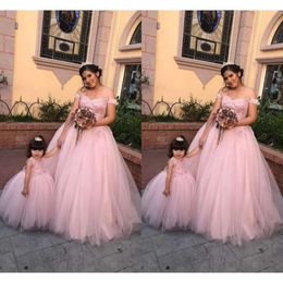 Omuz kapalı Boncuklu Elbiseler Quinceanera Pembe Dantel Aplike Zemin Uzunluğu Tül Artı Boyut Tatlı 15 16 Balo Partisi Balo Gown Vestido