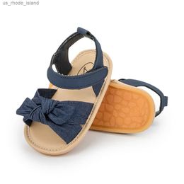 Sandaler Summer Girl Sandaler Söta båge Baby Shoes Flat Bottomed Soled Summer Sandals Anti Slip Shoes Baby Cribl240429