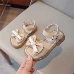 Sandals Girls Sandals 2024 Summer Childrens Pearl Shoes Little Girl Princess Shoes Bow Soft Sole Baby Sandals
