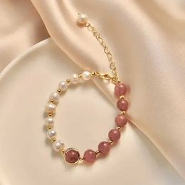 Chain Strberry Crystal Bracelet for Womens Instagram Minimalist Design Simple Handicraft Elegant Style Peach Blossom Pearl Bracelet