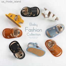 Sandaler Söta sommar 1-åriga baby Pu Breattable Soft Sole Sandaler Lämpliga för små barn 0-18 ML240429