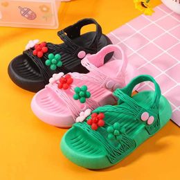 Sandali sandali per ragazze 2024 estate nuove scarpe anti -slip soft slip kids dolci fiori principessa piattaforma sandali scarpe da spiaggia casual