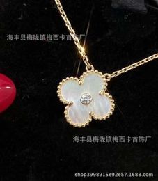 Van Cl ap classic Fanjia V Gold High Version Clover Necklace Womens Single Flower with Diamond Pendant Non fading Thick Plated True Lock Bone Chain XY4R