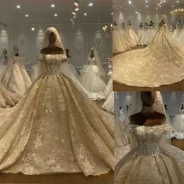 Com vestidos vestidos, champanhe capela bola de casamento apliquei cristais de mangas curtas de mangas curtas do decote no ombro feito Dubai vestidos de Dubai