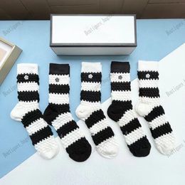 Designer low, medium and high waist solid color black and white breathable cotton socks letter breathable cotton jogging basketball football leisure sports socks