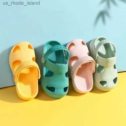 Sandaler Hot Selling Summer Baby Hole Sandaler för barn Non Slip Soft Floor för Old Boys and Girls Beach Sandals för 1-5 årsL240429
