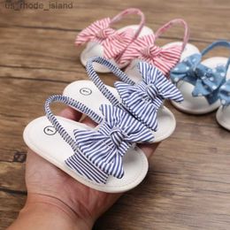 Sandaler Baby Girl Bow Knot Sandaler Söta sommar mjuk ensamma platta prinsessor skor baby anti slip första steg walkerl240429