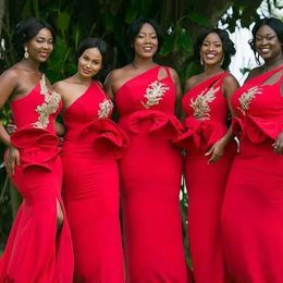 Dresses One Red Shoulder Keyhole Bridesmaid 2021 Lace Applique Peplum Mermaid Front Slit Custom African Made Of Honor Gown Vestidos