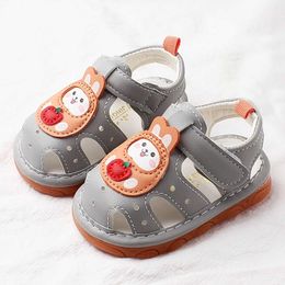 Sandaler Summer Infant Boys Girls Sandaler Fashion Soft Crib Shoes Anti Slip Toddler First Walker Baby Sandals 2024 Nya mjuka solskor240429