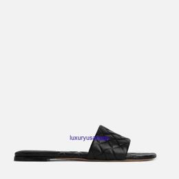 Frauendesigner Amy Flat Mule Sandal Slipper Botegaveneta Italienische Marke Leder Flat Mule Hochfrequenz Intreccio Muster Zuwq