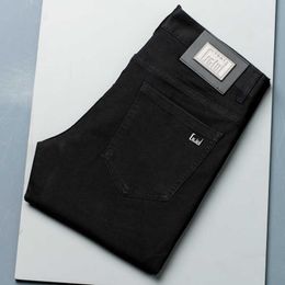 Versão esbelta do verão se encaixa em uma perna pequena e elástica casual jeans versátil da moda
