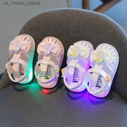 Sandały Letnie LED Light Baby Girl Sandały Modne i urocze cukierki Flower Sofe Sole Solen Buty Childrens Puste Luminessent Princess Sandalsl240429