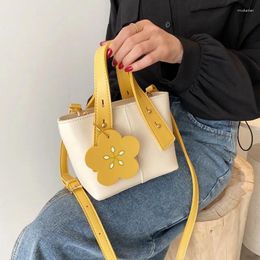 Shoulder Bags Summer Trend Small Bucket Bag Fashion Soft Leather Female 2024 Simple White Handbag Wild Messenger 4 Colors