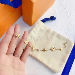 Classic Bracelets Bangle 18K Gold Plated Stainless steel Flower Letter Pendants Lovers Gift Wristband Cuff Chain Women Bracelet for Birthday GiftOMOM