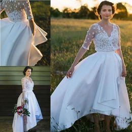 Linha de casamento Vestidos de campo com vosos de pescoço com vosos de mangas meio cetim de cetim de baixo comprimento de baixo tamanho de festa de festa