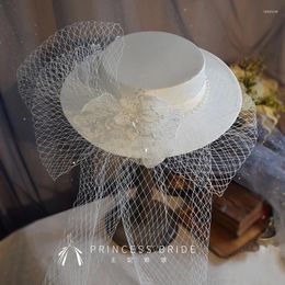 Berets Lace Flower White Wedding Hats Women Elegant Pearls Flat Satin Fedoras Headdress Fashion Cocktail Royal Banquet Party Fedora Cap