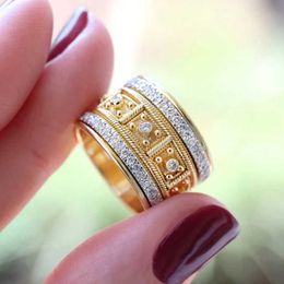 Band Rings Fashionable retro pattern Rhinestone inlaid with Rluxury Jewellery ring suitable for Bohemian womens weddings and engagement parties J240429