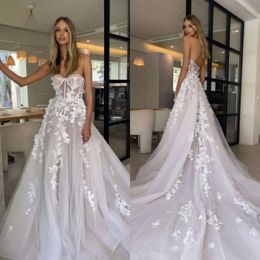 Klänningar boho linje backless bodice a ben svep tåg 3d applikationer tyll bröllop brudklänningar ppliker