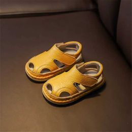 Сандалии 2023 Новая летняя детская обувь Аутентичная кожа закрытая пальца первой шаг мягкая подошва мод