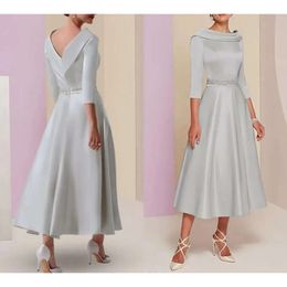 Line of Sier The Grey A Mother Bride Dress V Back Plus Size Wedding Gästkläder Elegant Bateau Neck TEA Längd Satin 3/4 Sleeve Formella aftonklänningar