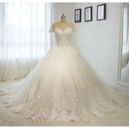 Ball Applique Kleider neueste 2020 Kapelle Spitzenzug Corsett Rückenperlen von der Schulter Hochzeit Brautkleid Vestido de Novia