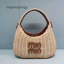 Designer bag beach bag Popular the Fashion Woven Grass Weaving Handmade Design Handheld Shoulder Bag Women mui bag knitted bag RBPQ G7L1 KV8D