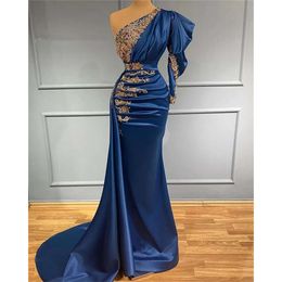 Blue Mermaid Formal Satin Navy aftonklänningar med guld spets elegant en axel pärlspartklänning ocn klänningar för arabiska kvinnor