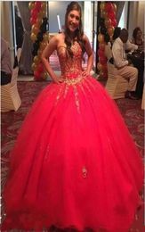 2021 Vintage Red Quinceanera Dresses Crystals Beads Sweet 16 Dress Sleeveless Ball Gown Sweetheart Gold Appliques Girl Brithday Pa3789894