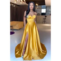 Kväll split guld sexiga gula klänningar en linje älskling pärlstav satin långa prom klänningar kvinnor formella vestidos bc18402