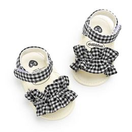 Sandals Summer childrens sandals baby shoes with pleated edges baby princess shoes round dots soft soled beach sandals for young childrenL240429