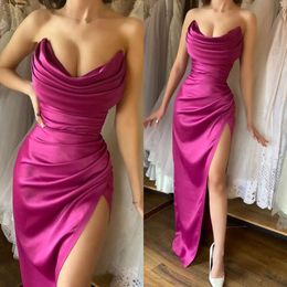 장미 빛 핑크 드레스 새틴 끈이없는 무도회 우아한 이브닝 드레스 주름 뒤로 분할 공식적인 긴 특별 OCN 파티 드레스