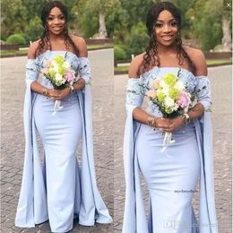 Light Sky Blue Billiga sjöjungfru brudtärna Stropplösa långa ärmar Handgjorda blommor Maid of Honor Satin Lace Floor Length Prom Dresses 0430