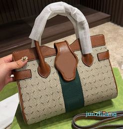 Vintage Handbag Designer Tote Large Capacity Crossbody Bag Women Shoulder Bag Metal Letter Magnetic Buckle Classic Letter Stripe 2024