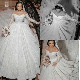 Vestido bola bola de casamento saudita renda de cristal árabe vestido de ombro de mangas compridas lantejoulas vestidos de noiva de miçangas rufos dubai r vestidos de noiva plus size es s