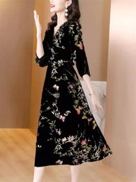 Casual Dresses Luxury Golden Velvet Dress Fashion High Eed Spring Autumn Middle Aged Mom's Elegant Party 2024 Women Clothing K101