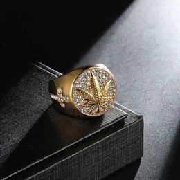 Band Rings Business mens gold inlaid maple leaf ring mens punk inlaid white zircon wedding jewelry J240516