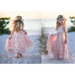 Skräddarsydda rosa blommaklänningar för bröllop 2022 LACE Applique Ruffles Kids Formal Wear Sleeveless Long Beach Girls Pageant Gown 0431