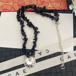 Boutique silberplattierte Halskette Klassische Retro -Stil kreisförmiges Design Mode vielseitige Halskette hochwertiger Anhänger hochwertiger Halskettenbox