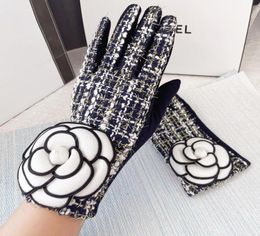 Five Fingers Gloves Brand Designer Winter Warm Plus Velvet Thicken Touch Screen Cashmere Mittens Grid Big Flower For Womeninvierno9871040