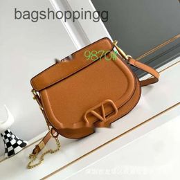 Cow Vallenttiino Vo Designer Le Bags Bag High Woman Quality 2024 Round Small Purse Handbags Womens Saddle Square Top Layer Cowhide Chain 7BFS