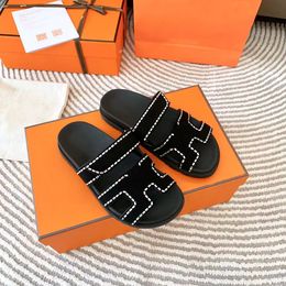 Дизайнерские тапочки с тапочкой мужская скользкая женские сандалии металлические буквы высококачественные туфли на открытом воздухе пары моды.