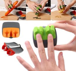 Palm Peeler Fruit Vegetable Hand Peeler Swift Peeler Two finger Planer Hold Fruit Vegetable Zesters Kitchen Tools1680350