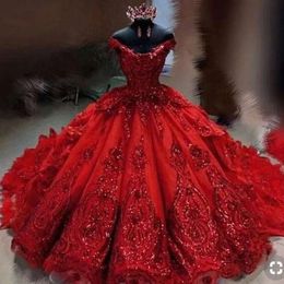 Spets Applique Quinceanera klänningar Röda pärlkedjor från axelkorsetten Back Sweep Train Sweet 16 Birthday Party Prom Ball klänning plus storlek