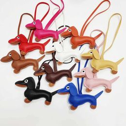 Keychains Lanyards Classic and Cute Dog Bag Pendant Keychain Fashion PU Leather Sausage Keyring Accessories Q240429