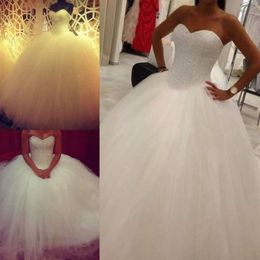 Abiti da sposa a buon mercato Bling a sfera gonfio con perline di cristallo senza maniche scintillanti di treno da sposa più dimensionali