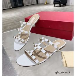 2023 Designer Women Sandals Hollow Out Logo Flat Slippers Sandal Rivet Girl Shoes Platform Slides Lady Casual Flip Flops 35-43 912
